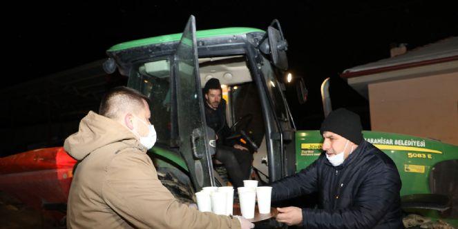 Sahada çalışan personele sıcak çorba dağıtıldı