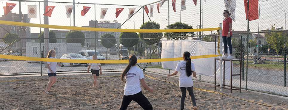 KUM VOLEYBOLUNDA HEYECAN BAŞLADI