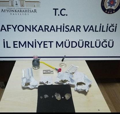 Polis kılığında eve girip 6 parça değerli taşı gasp ettiler