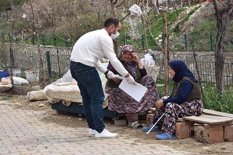 Dazkırı'da her eve ve iş yerine imsakiye ve maske dağıtıldı