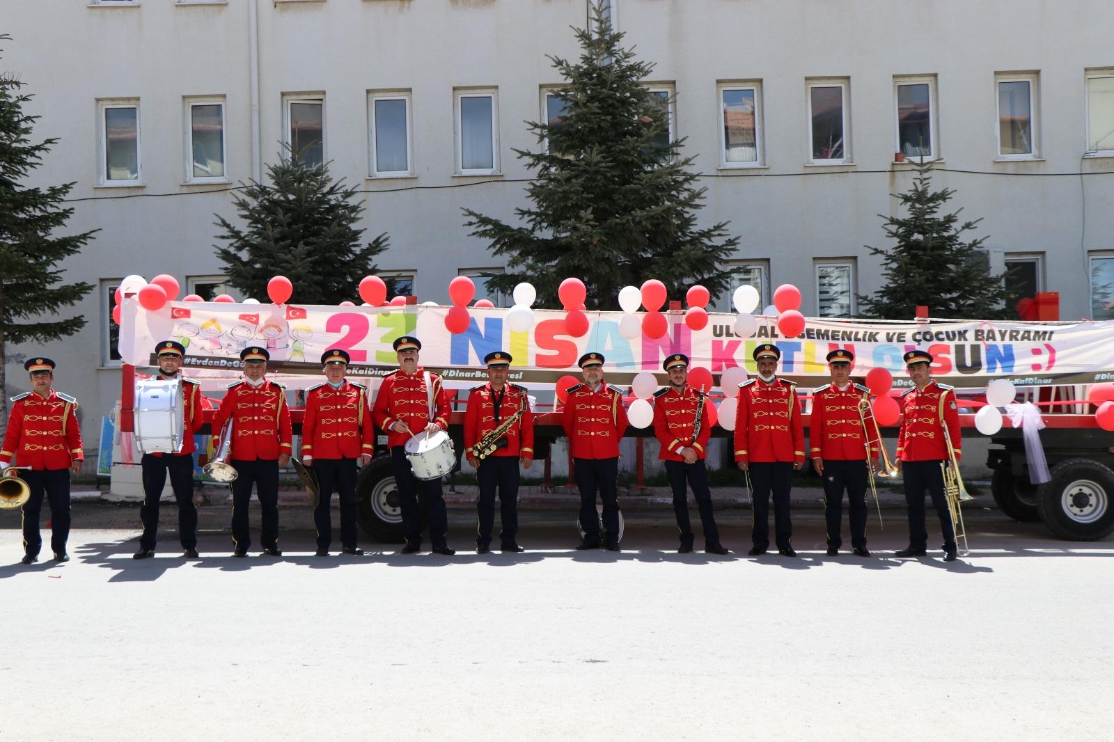 Dinar Belediye Bandosundan 23 Nisan gösterisi