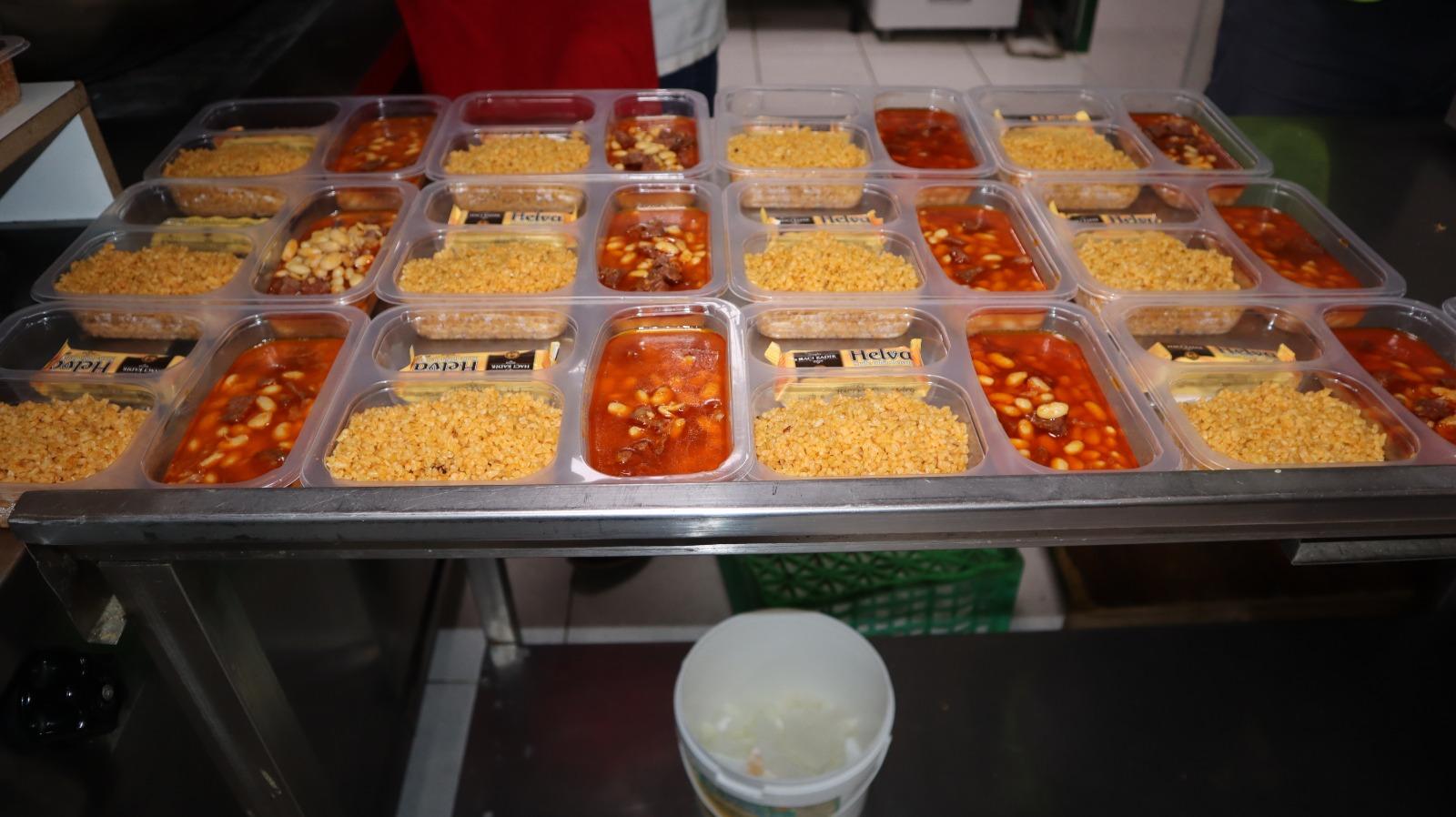 Emirdağ Belediyesi, ihtiyaç sahiplerine iftar öncesi sıcak yemek dağıtımı yapıyor