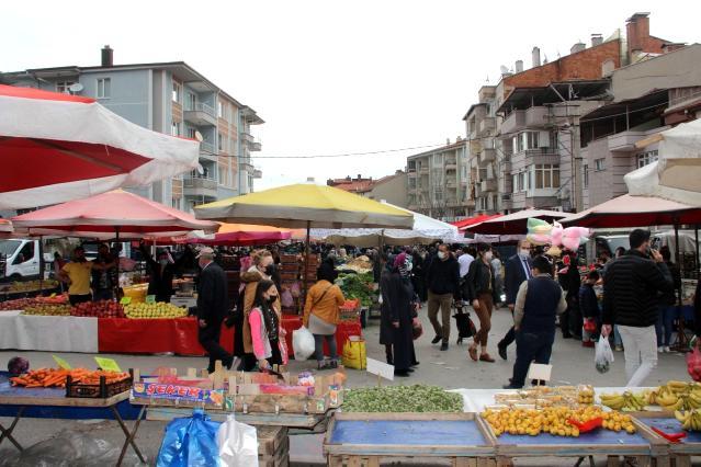 Kısıtlamaya saatler kala vatandaşlar pazara akın etti