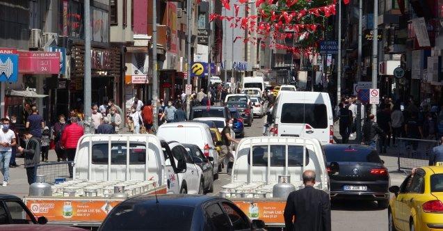 Afyon'da cadde ve sokaklarda oluşan insan ve araç yoğunluğu korkuttu