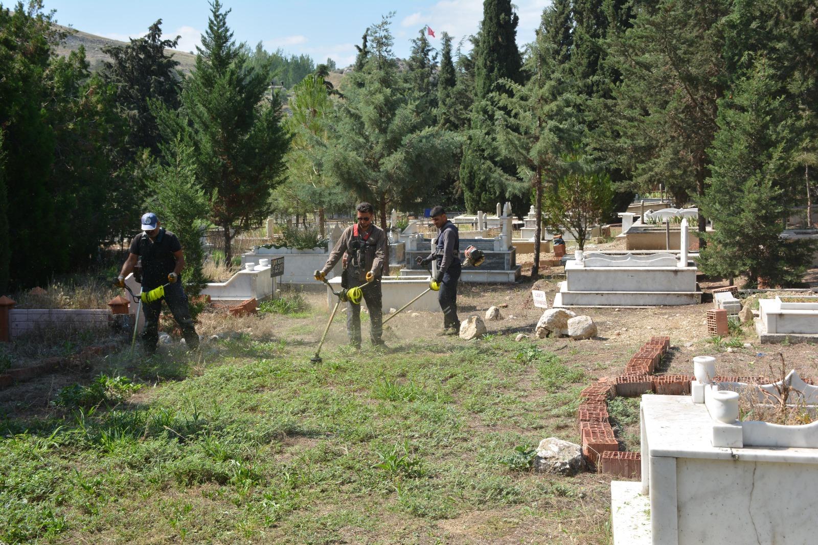 Dinar Asri Mezarlıkta Bayram öncesi temizlik çalışmaları yapılıyor