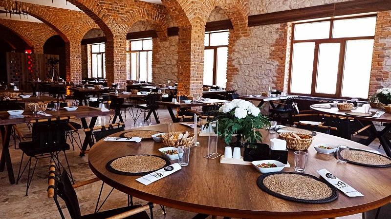 Emirdağ’da geleneksel lezzetlerin yeni adresi ‘Taş Konak Restoran’ açıldı