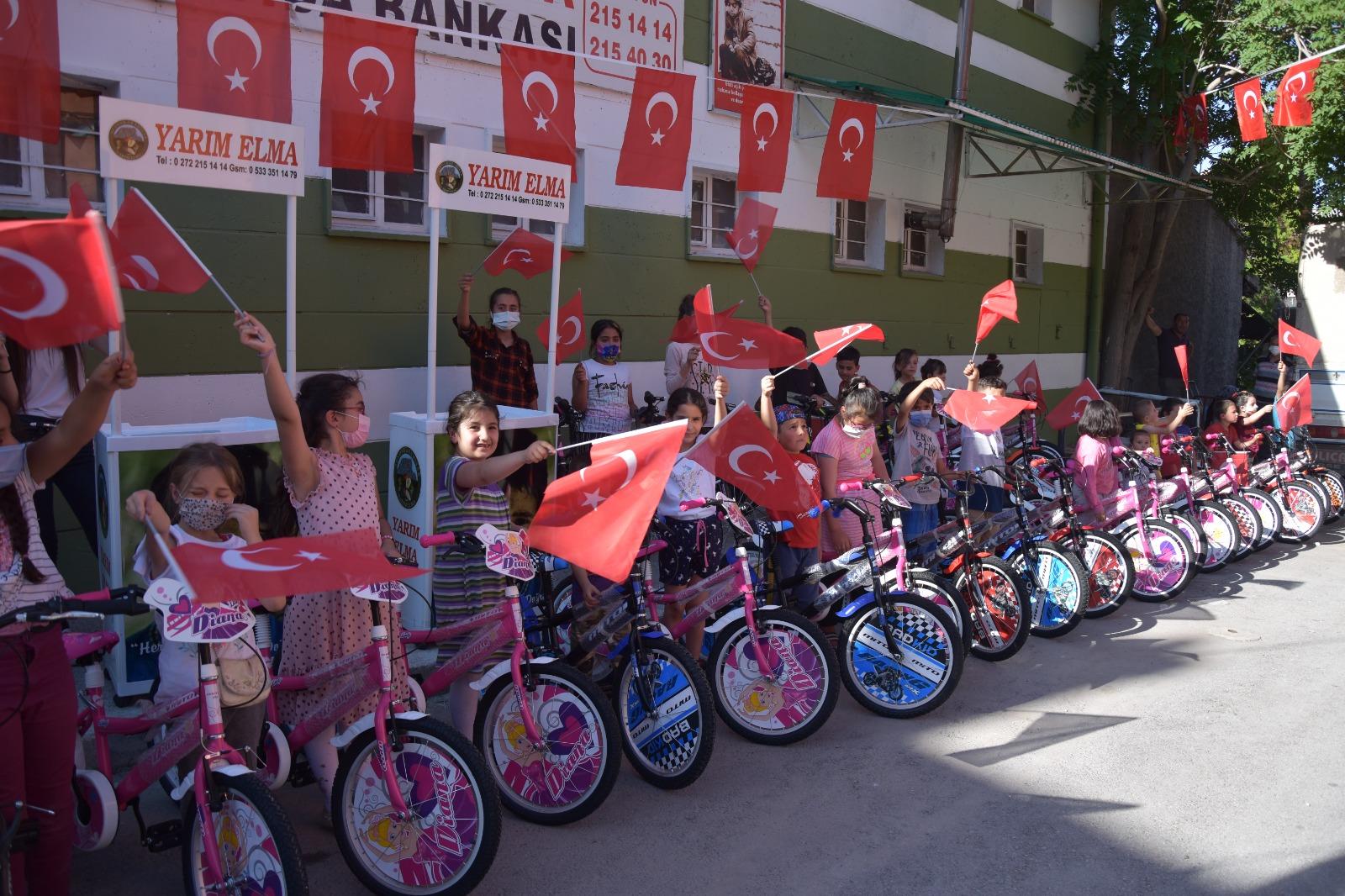 200 bisiklet, Kurban Bayramı öncesi  çocuklara dağıtıldı