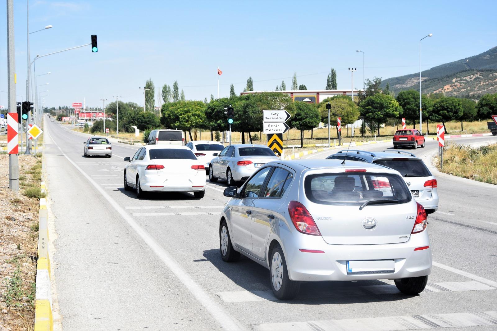 Çay’da Ali Kaleli Kavşağı trafik lambası faaliyete geçti