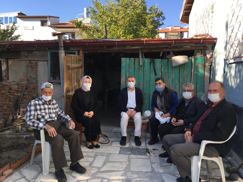 AK Parti heyeti yaşlıları unutmuyor