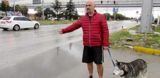 Otobüsler almayınca köpeğiyle yollara düştü