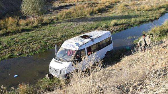 Tarım işçilerini taşıyan minibüs devrildi: 12 yaralı