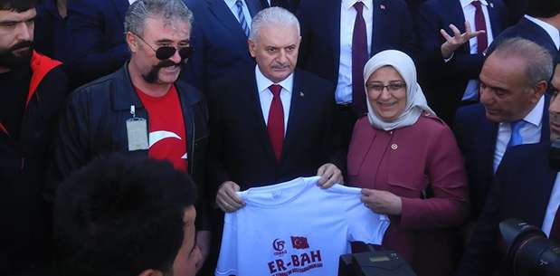 Bolvadinli Günday Başbakan Yıldırım’a t-shirt hediye etti