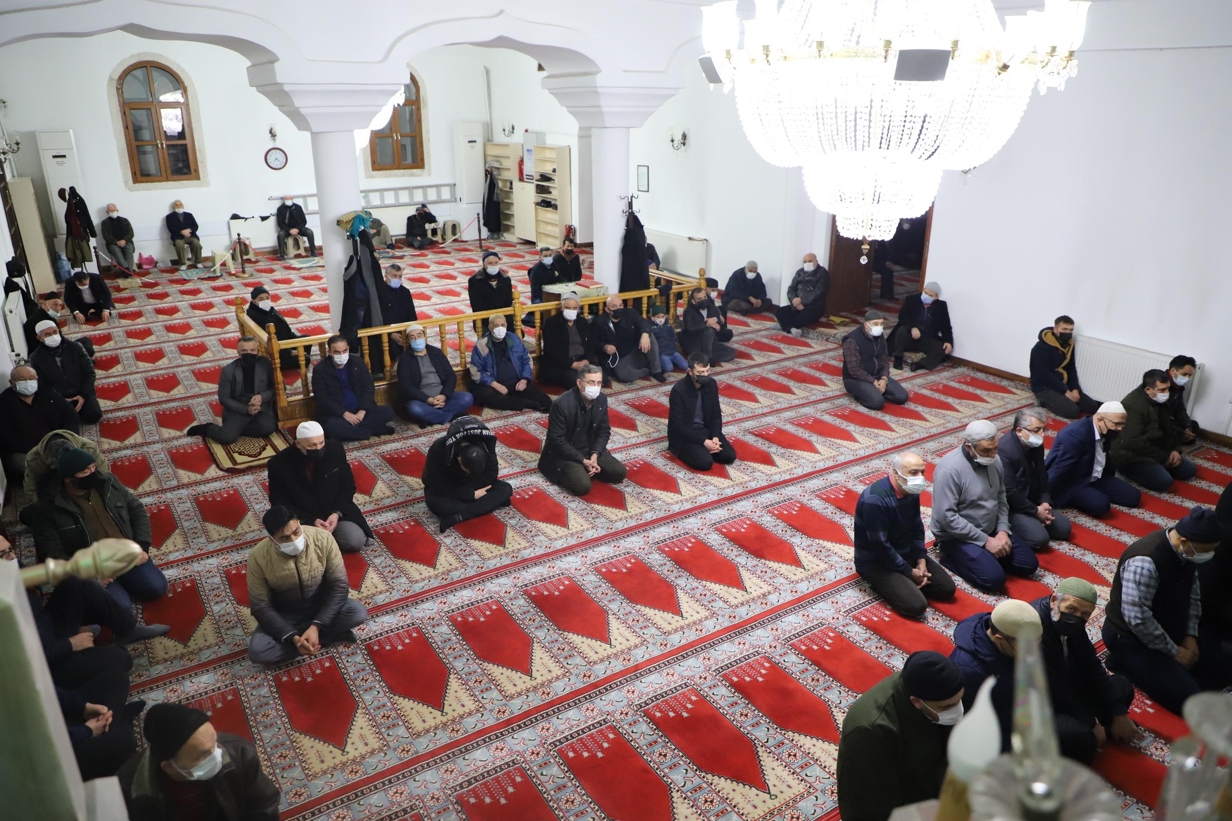 AK PARTİ HEYETİ HATİM DUASI İÇİN SABAH NAMAZINDA MISRİ CAMİİNDE BULUŞTU