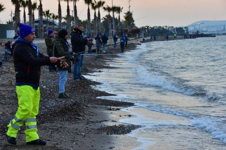 İzmir'de mavi bayraklı Aliağa'da oltalar yarıştı