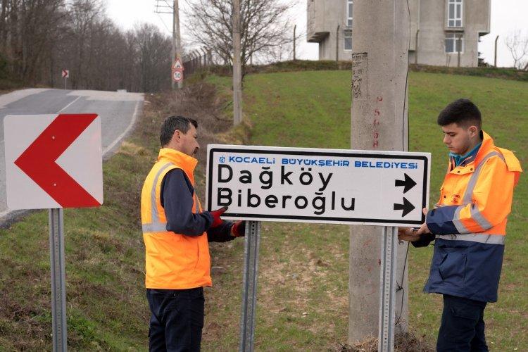 Kocaeli'nde Kırsal mahallelerin işaret ve yönlendirme levhaları yenileniyor