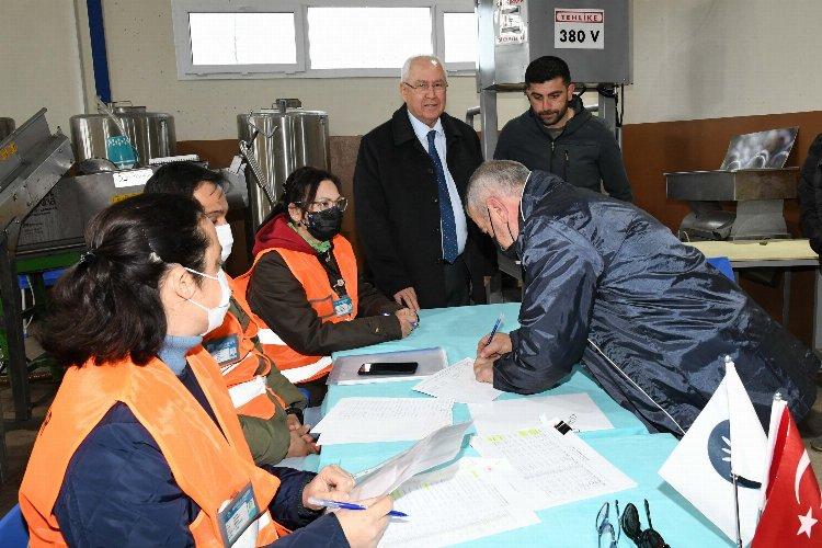 İzmir Karabağlar Belediyesi'nin üreticiye gübre desteği devam ediyor