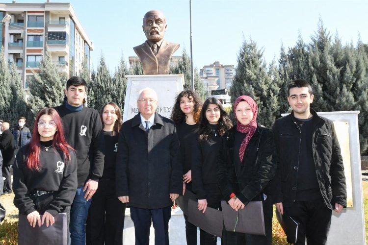 İzmir Karabağlar, İstiklal Marşı'nın 101. yılını kutladı