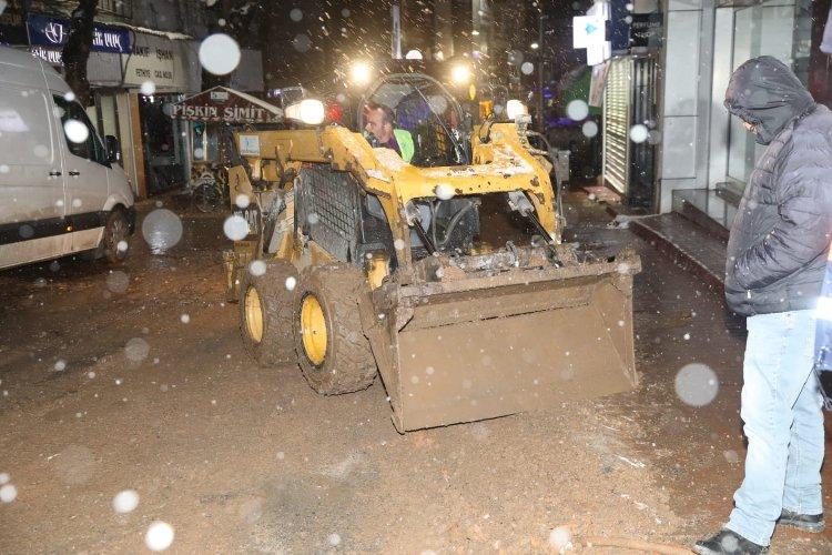 İzmit Belediyesi, Fethiye Caddesi’nde kar kış demeden gece mesaisi yapıyor