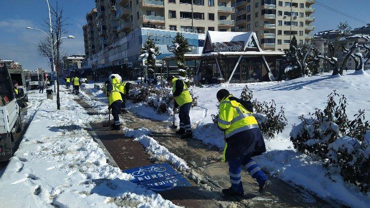 Bursa'da karlar dört koldan temizleniyor