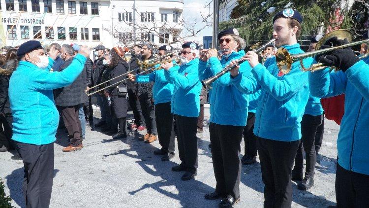 Bursalı sağlık çalışanlarından balonlu eylem