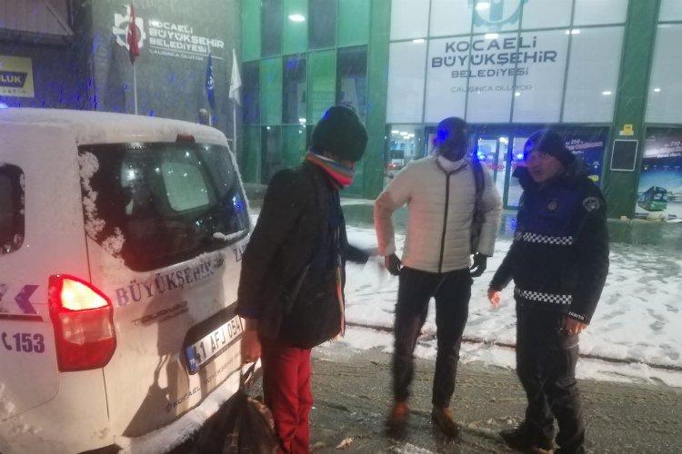 Vatandaşlar evlerine turistler otogara bırakıldı