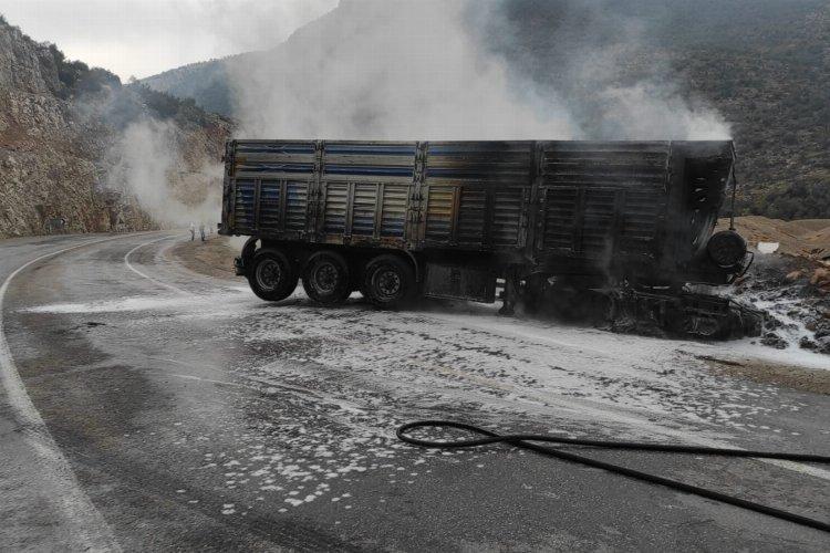 Kilis'te seyir halindeki tır yandı