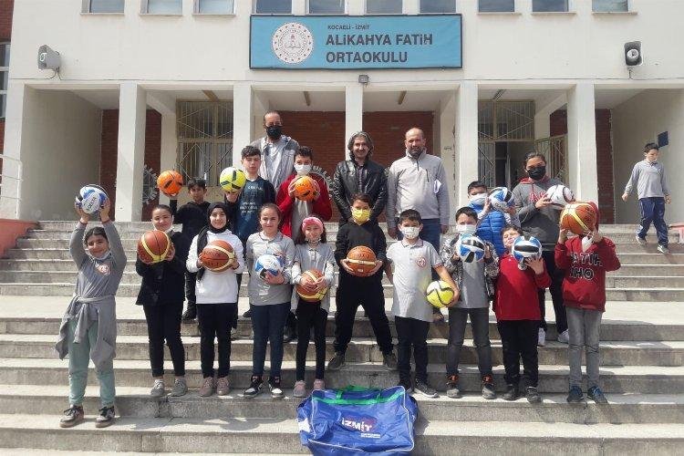 Kocaeli İzmit Belediyesi'nden okullara spor malzeme desteği