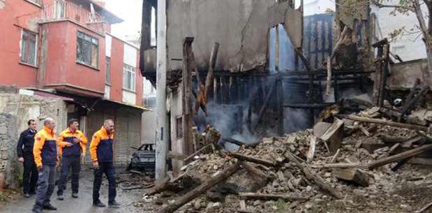 Kullanılmayan terk edilen binada yangın: 1 ölü, 1 yaralı