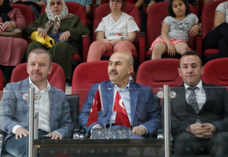 Mardin'de “Spor Aşkı Engel Tanımaz” projesiyle spor malzemesi dağıtıldı