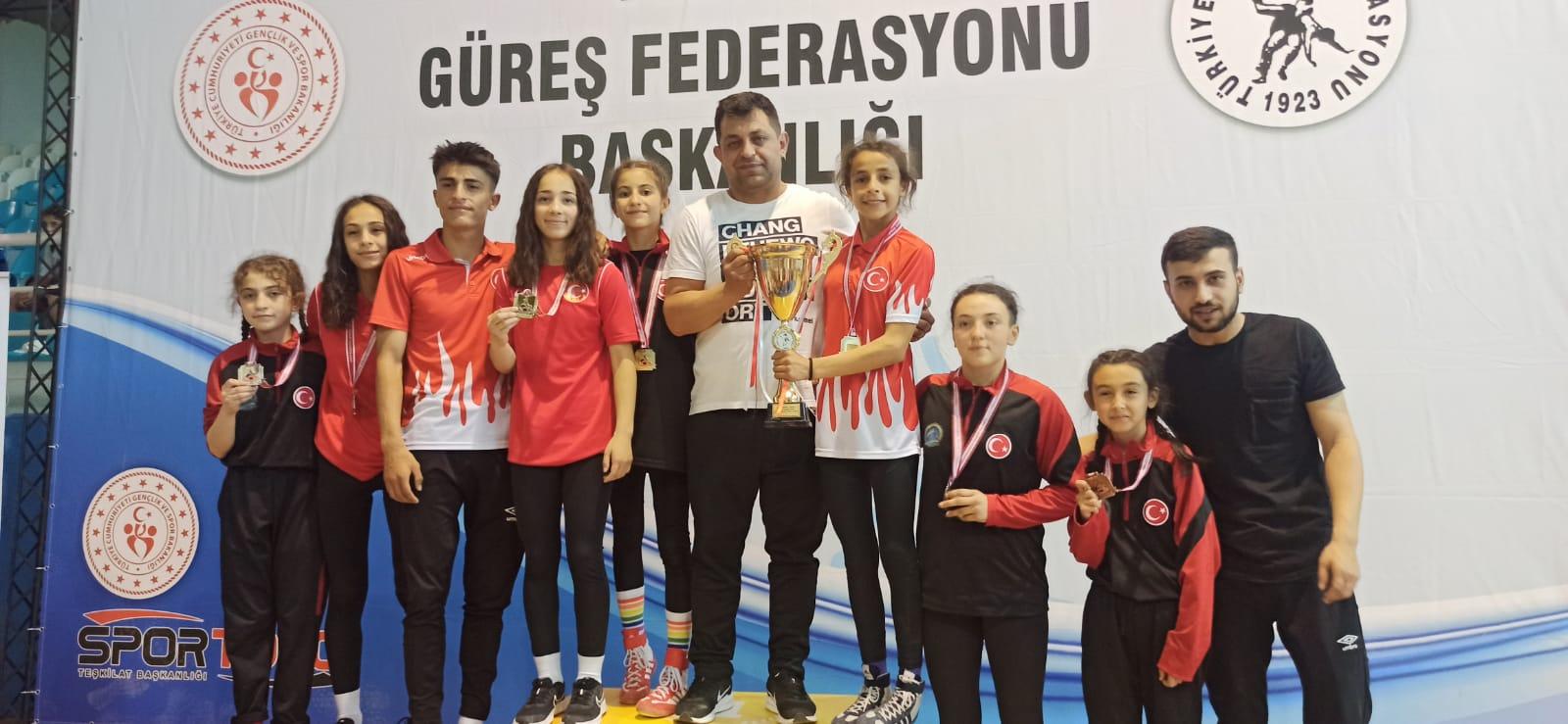 Afyonkarahisar Taşoluk Spor Kulübü güreşte Türkiye şampiyon oldu