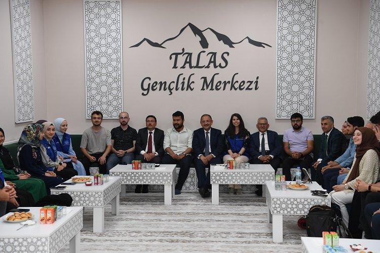 Kayseri protokolü gençlerle buluştu