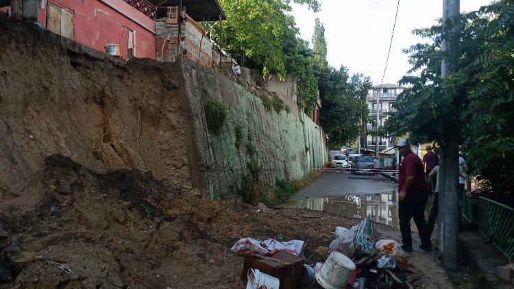 Kocaeli İzmit'te istinat duvarı çöktü