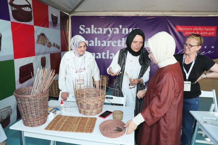 Emine Erdoğan Sakarya'nın el emeklerine hayran kaldı