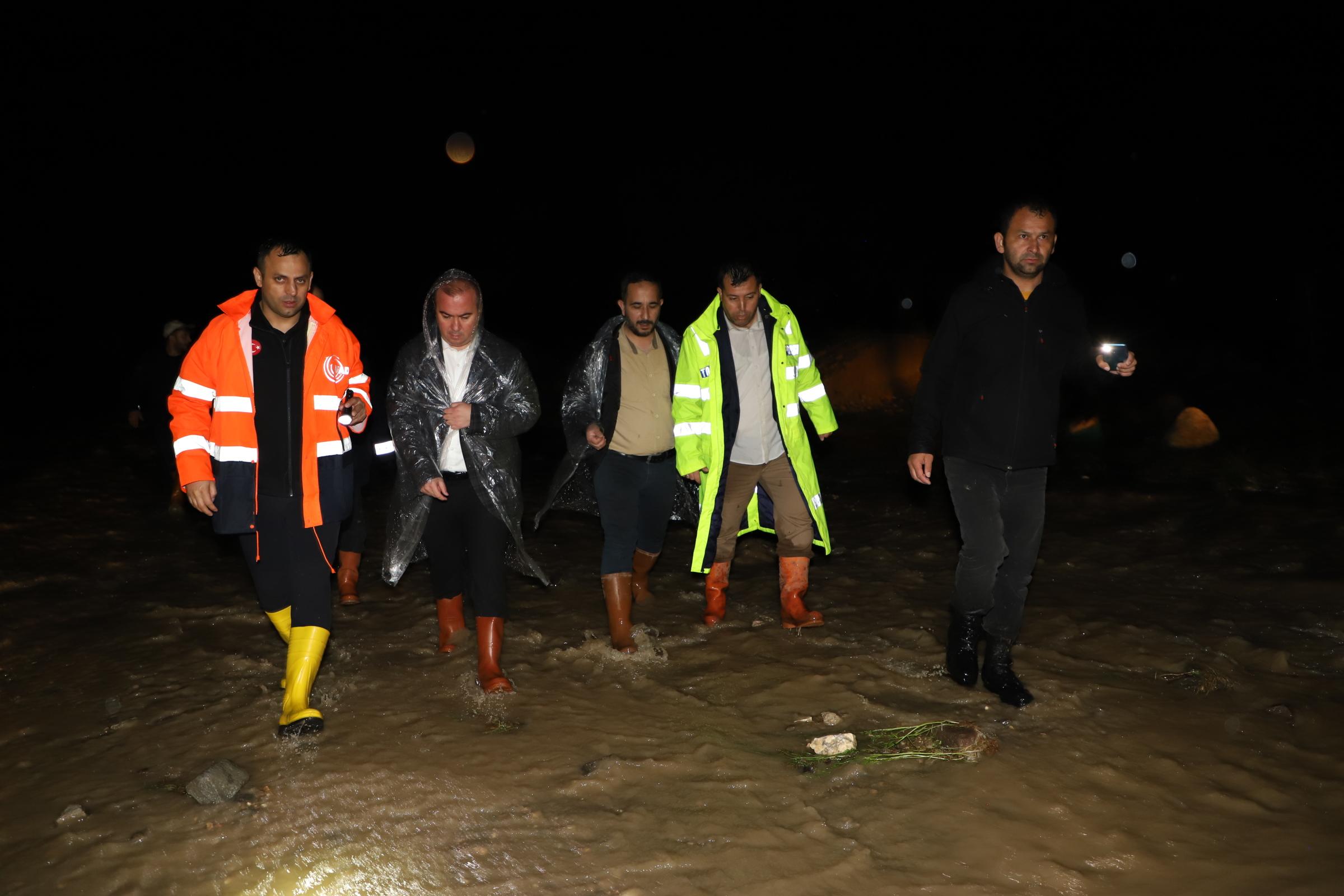 Başkan Uluçay çizmeleri giydi, ekibini topladı İhsaniye’de sel felaketi yaşanan bölgeye gitti