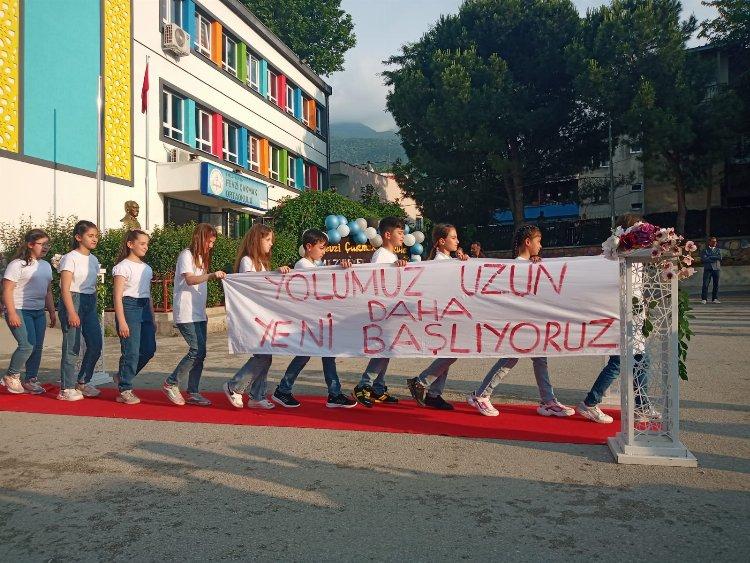 Bursa Yıldırım'da ilkokul öğrencilerinden balonlu mezuniyet