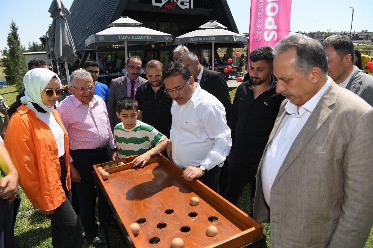 Halay çekti, futbol oynadı, çocukluk günlerini yeniden yaşadı