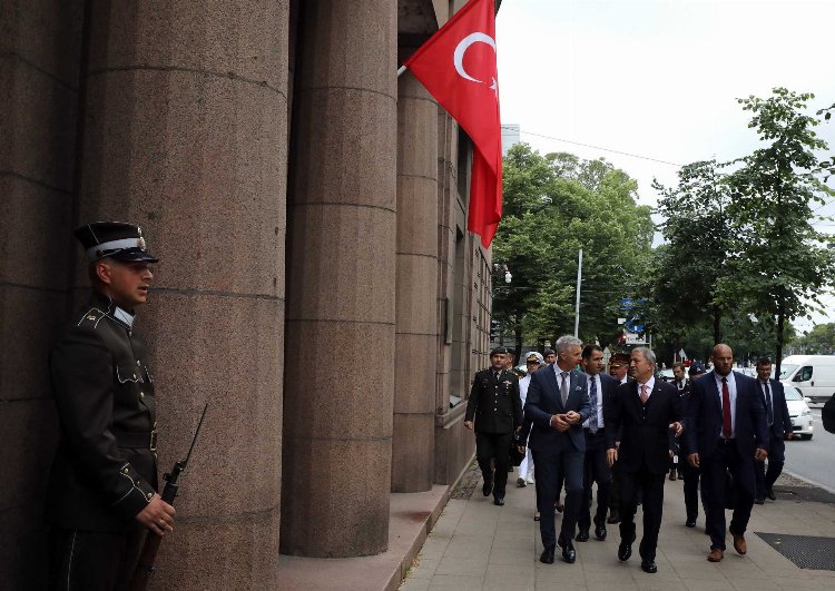 Bakan Akar'dan Letonya'daki mevkidaşına ziyaret