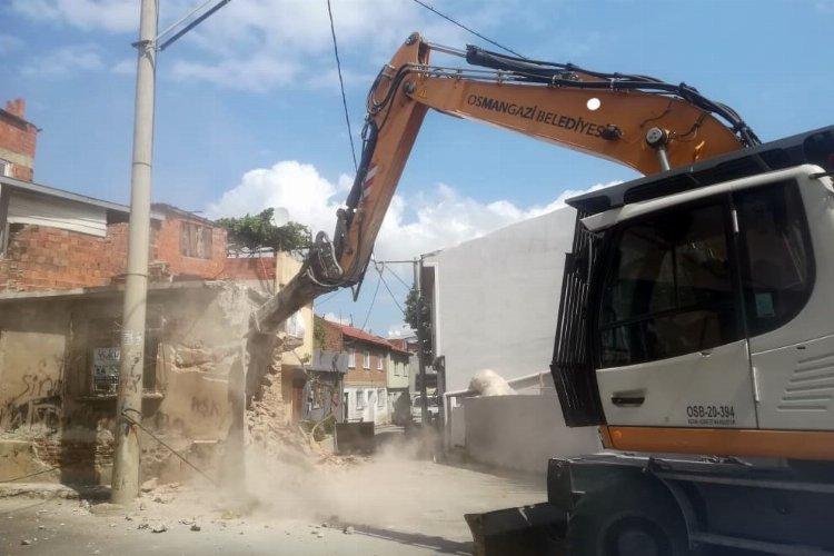 Bursa Osmangazi'de 2 tehlikeli metruk daha yıkıldı
