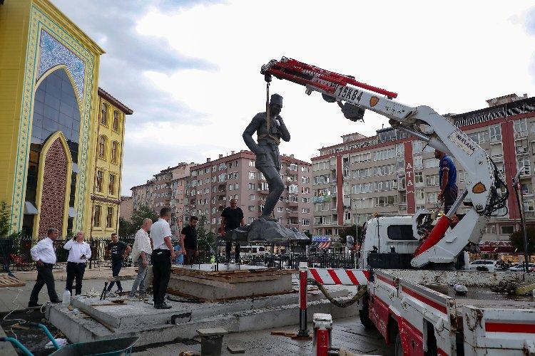 Kütahya'da Ulu Önder'in heykeli yerini aldı