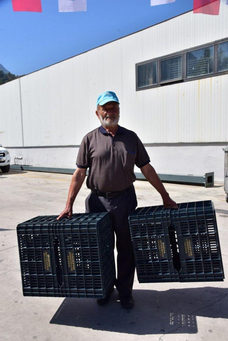 Manisa üreticilere 72 bin zeytin kasasını dağıttı