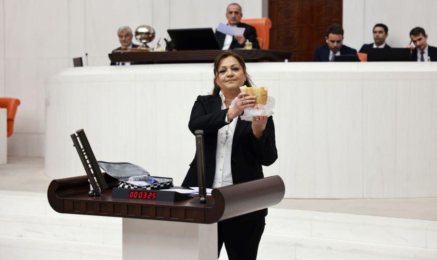 Köksal, AKP’nin veda bütçesini “kuru ekmekle” anlattı