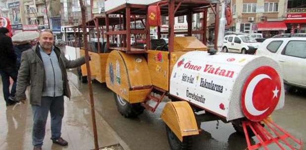 Eski traktörünü 'gezi treni'ne dönüştürdü