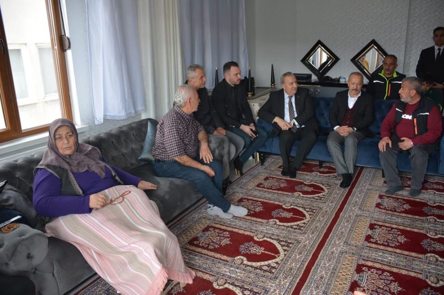 MHP heyeti depremzede aileleri ziyaret etti