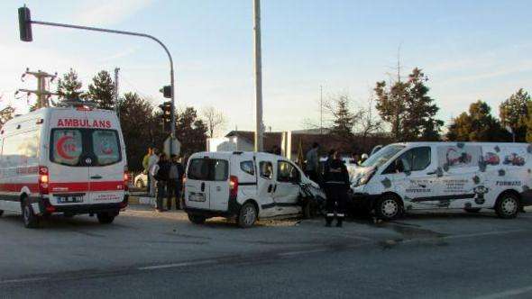 Minibüs ile hafif ticari araç çarpıştı: 4 yaralı