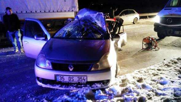 Afyonkarahisar'da TIR'la otomobil çarpıştı: 1 ölü, 2 yaralı