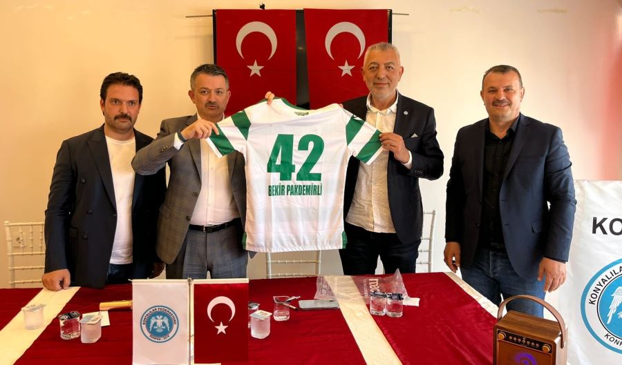 Eski Bakan Pakdemirli'ye Konyaspor Forması Hediye Edildi