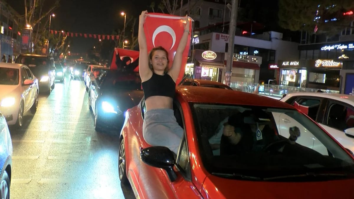 Kadıköy Bağdat Caddesi'nde zafer kutlaması