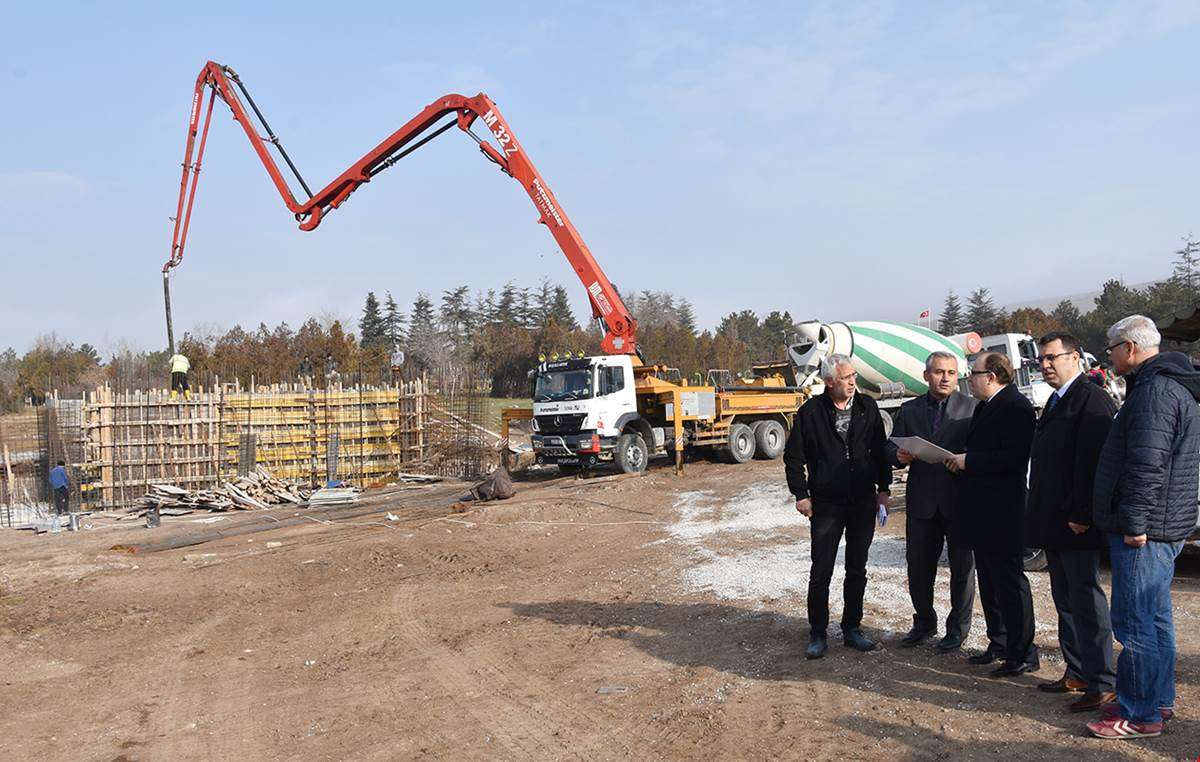 Vali Tutulmaz Yöresel Ürünleri tanıtan tesislerde