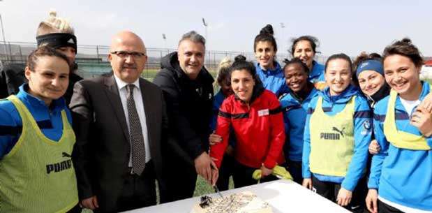 İlk Kez Bir Kadın Futbol Takımı Afyonkarahisar'da Kamp Yapıyor