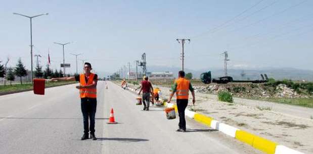 Sandıklı'da bordürler boyanıyor